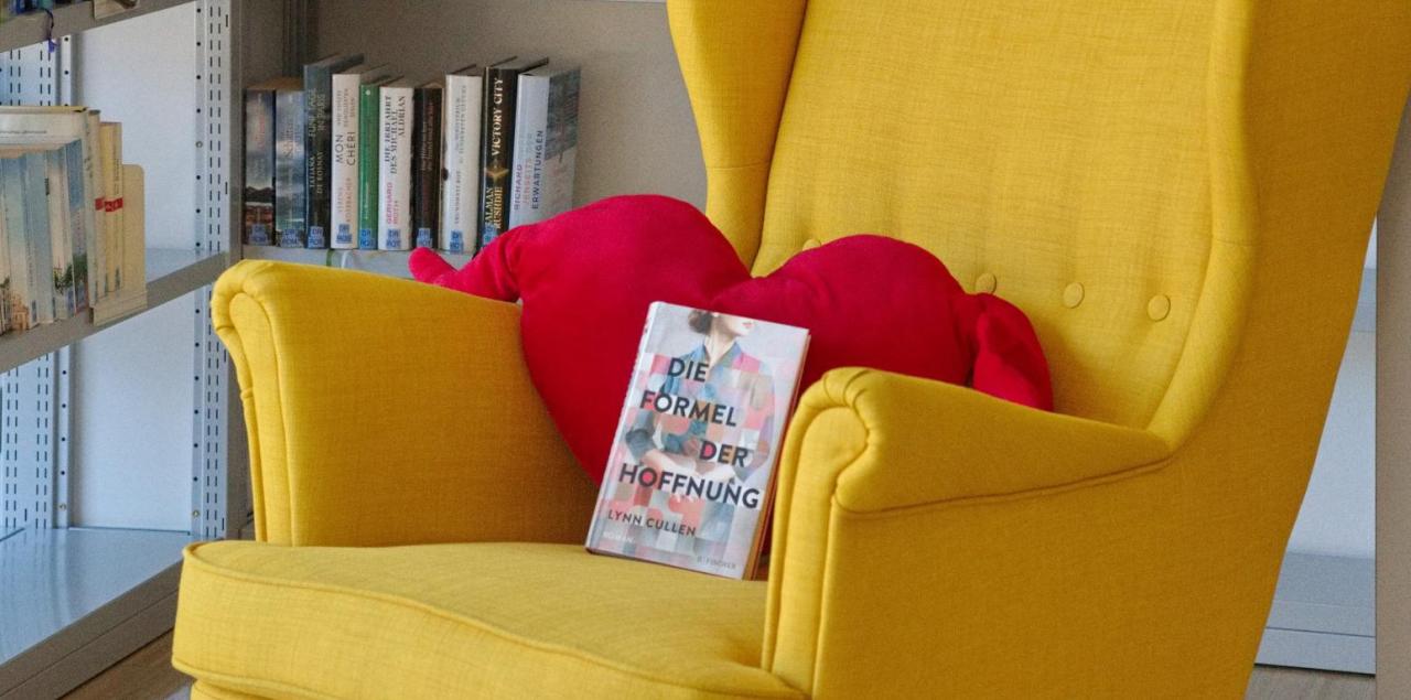 Bibliothek innen gelber Sessel 