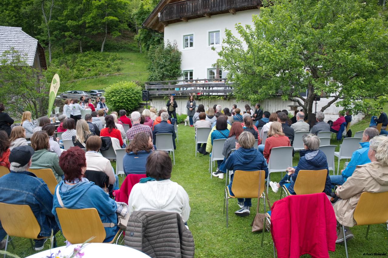 Gartenlesung beim Schloss Stein