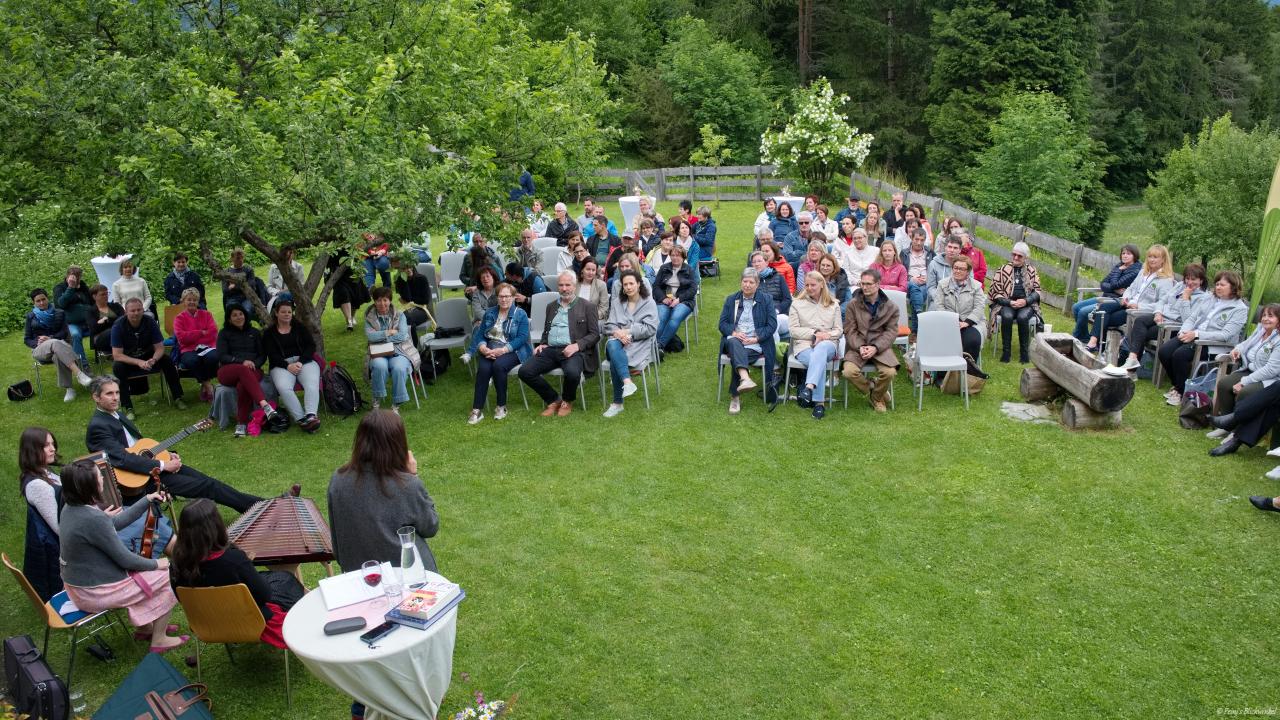 Gartenlesung beim Schloss Stein