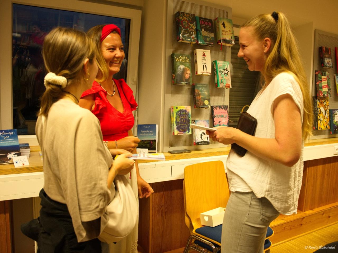 Besucher im Gespräch mit Lisa