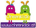 Logo Ohrenklick - 2 Figuren halten ein Schild mit Aufschrift Ohrenklick